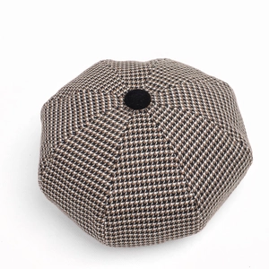 Detailansicht von oben: Houndstooth Baskenmütze mit schwarzem Samtknopf im Vintage-Stil
