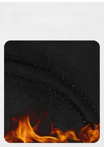 Détail de la doublure polaire chaude d'une casquette en cuir avec coutures de qualité