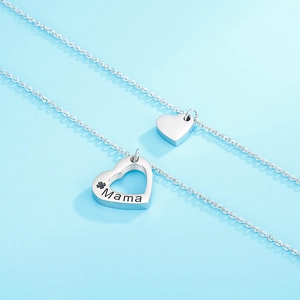 Collier double épaisseur en argent avec pendentif cœur et gravure Mama sur fond bleu clair