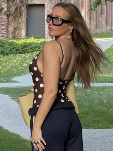 Top corto a canotta marrone a pois con spalline sottili per un look estivo alla moda