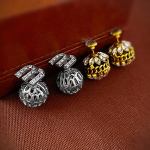 Boucles d'oreilles élégantes avec lettre M en zircon et sphère ajourée sur cuir marron