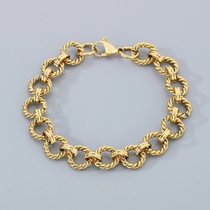 Détail de la maille torsadée plaquée or sur le bracelet élégant en acier au titane