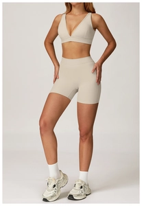 Vue complète du mannequin portant un ensemble de yoga beige short et brassière