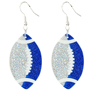 Dettaglio di orecchini da rugby in acrilico glitterato blu e argento su sfondo bianco