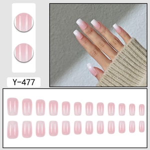 Kit de 24 faux ongles carrés dégradés rose et blanc avec présentation sur main de mannequin