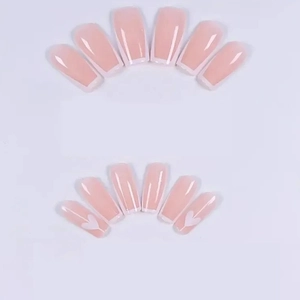 Faux ongles French blancs classiques avec strass en cœur délicats sur base nude