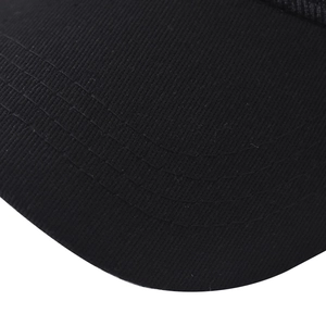 Detailansicht des schwarzen Kappenschirms aus Twill-Baumwolle mit verstärkten Nähten