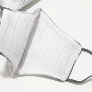Dettaglio del rivestimento in cotone morbido e delle cuciture della maschera bimbo