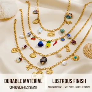Détail de colliers bohèmes en acier inoxydable doré avec pendentifs soleil et coquillage