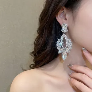 Boucles d'oreilles en argent avec strass scintillants en forme de poire et pompons
