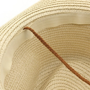 Dettaglio interno del cappello di paglia kaki con cordino marrone regolabile e fascia