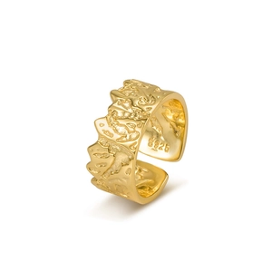 Anello aperto regolabile in argento 925 dorato con trama lavica e design geometrico unico