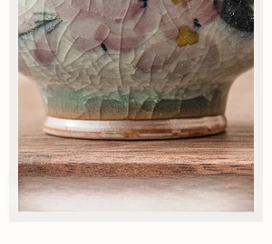Détail macro du pied en céramique fini à la main et glaçure craquelée d'une tasse à thé
