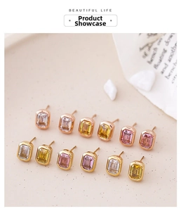 Detalle de seis pares de pendientes de circonita corte baguette en baño de oro