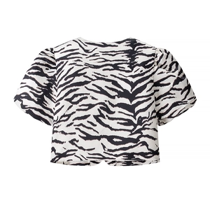 Schickes Set aus kurzärmeligem bauchfreiem Oberteil und Rock mit Zebra-Muster und Puffärmeln