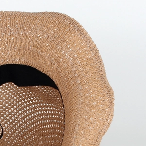 Détail du tissage du chapeau de paille kaki et du ruban intérieur anti-sueur