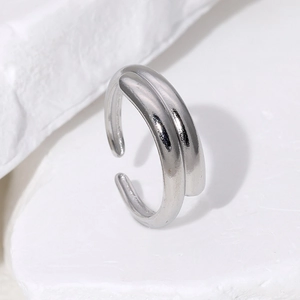 Minimalistischer silberner Edelstahlring offen mit geometrischem Doppellinien-Design