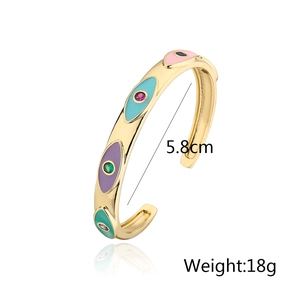 Detalle de brazalete dorado con amuletos de ojo turco y medida de diámetro 5,8 cm