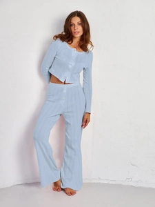 Gros plan détaillé sur la texture en maille côtelée bleu clair de l'ensemble de pyjama