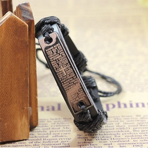 Bracelet en cuir noir tressé à la main avec plaque métallique gravée sur bois