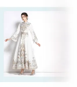 Dettaglio di un abito vintage con stampa paisley, maniche a tromba e cintura in vita