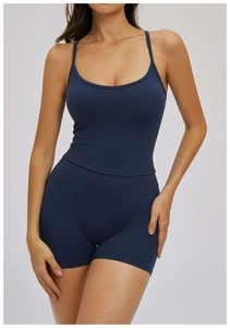Détail de l'ensemble de yoga bleu foncé sans couture avec fines bretelles et short taille haute