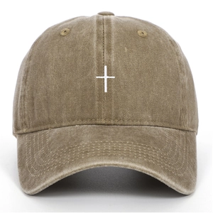 Détail de la broderie croix blanche sur la casquette de baseball vintage en coton délavé