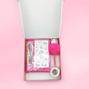 Detalle del set de papelería de unicornio rosa con bolígrafo de peluche y pulsera