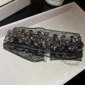 Choker en dentelle noire avec fleurs en cristal gris et fermoir mousqueton argenté