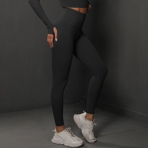 Détail de l'ensemble de yoga noir sans couture avec leggings taille haute et passe-pouce