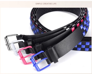 Détail de ceintures punk en similicuir avec clous carrés colorés et boucles métalliques