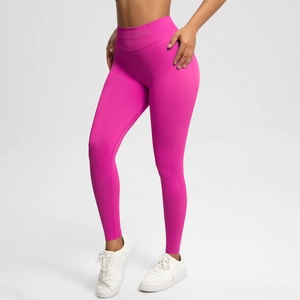 Nahaufnahme der nahtlosen High-Waist-Yogahose in Rosarot mit formender Passform
