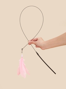 Detailansicht der flexiblen Katzenangel mit rosa Federanhänger und ergonomischem Griff