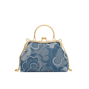 Sac à fermoir en denim bleu avec motif nuages, cadre en cristal et bandoulière chaîne