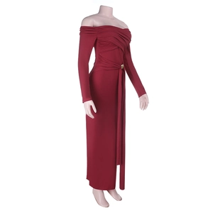 Détail du col bardot et du drapé à la taille avec boucle dorée sur une robe rouge