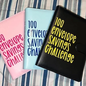 Tre colori di raccoglitori per la sfida del risparmio di 100 buste in rosa, blu e nero