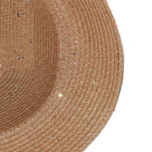 Détail du chapeau de paille avec fils métalliques argentés et ornements de paillettes dorées