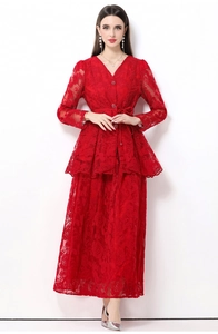Dettaglio di un completo due pezzi in pizzo rosso con top peplum e gonna lunga elegante