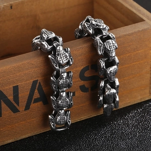 Dettaglio macro del bracciale punk con testa di serpente in acciaio titanio vintage
