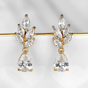Makro-Detail von Marquise-Steinen in Blattform und Tropfen-Zirkon auf Gold-Ohrringen