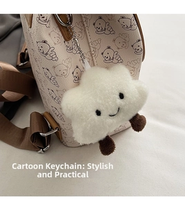 Gros plan d'un charme en peluche en forme de nuage brodé sur un sac à dos