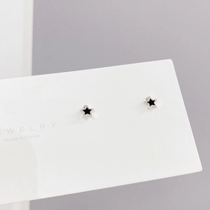 Pendientes de estrella de plata S925 minimalistas con esmalte negro en tarjeta