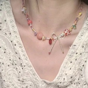 Collier de perles colorées avec pendentif nœud pour un style de vacances d'été