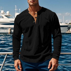 Details des eng anliegenden Ripp-Henley-Shirts mit Kontrastkragen auf einer Yacht