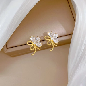 Elegante goldene Titanstahl Kleeblatt Ohrringe mit weißen Zirkonia in einer Geschenkbox