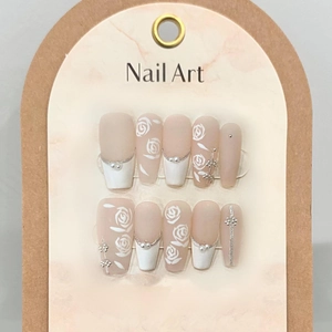 Matte handbemalte Rosen-Nägel zum Aufkleben mit weißen French Tips und Perlenbesatz