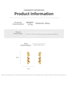 Détail de longues boucles d'oreilles dorées irrégulières avec dimensions et matières