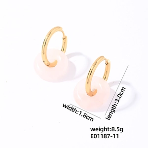 Détail de boucles d'oreilles dorées avec pierres naturelles roses et spécifications