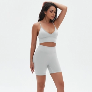 Detail von grauem nahtlosem Yoga-Set mit V-Ausschnitt Sport-BH und High-Waist-Shorts
