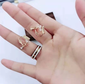 Convertitori per orecchini a vite dorati con gommini in silicone e anello minimale